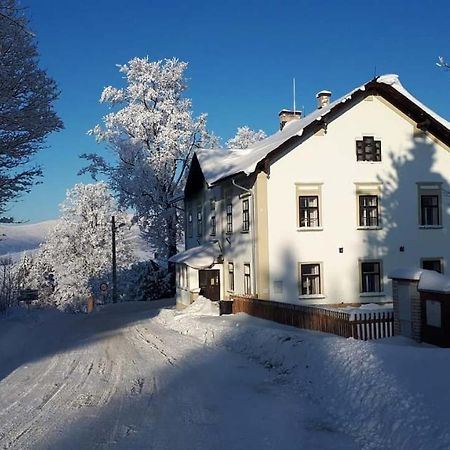 KrálíkyStara Skola Hedec公寓式酒店 外观 照片