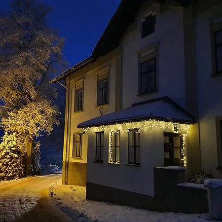 KrálíkyStara Skola Hedec公寓式酒店 外观 照片