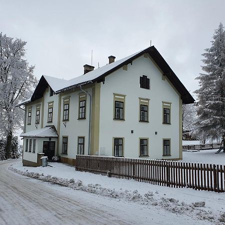 KrálíkyStara Skola Hedec公寓式酒店 外观 照片