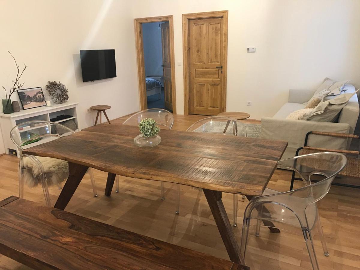 KrálíkyStara Skola Hedec公寓式酒店 外观 照片
