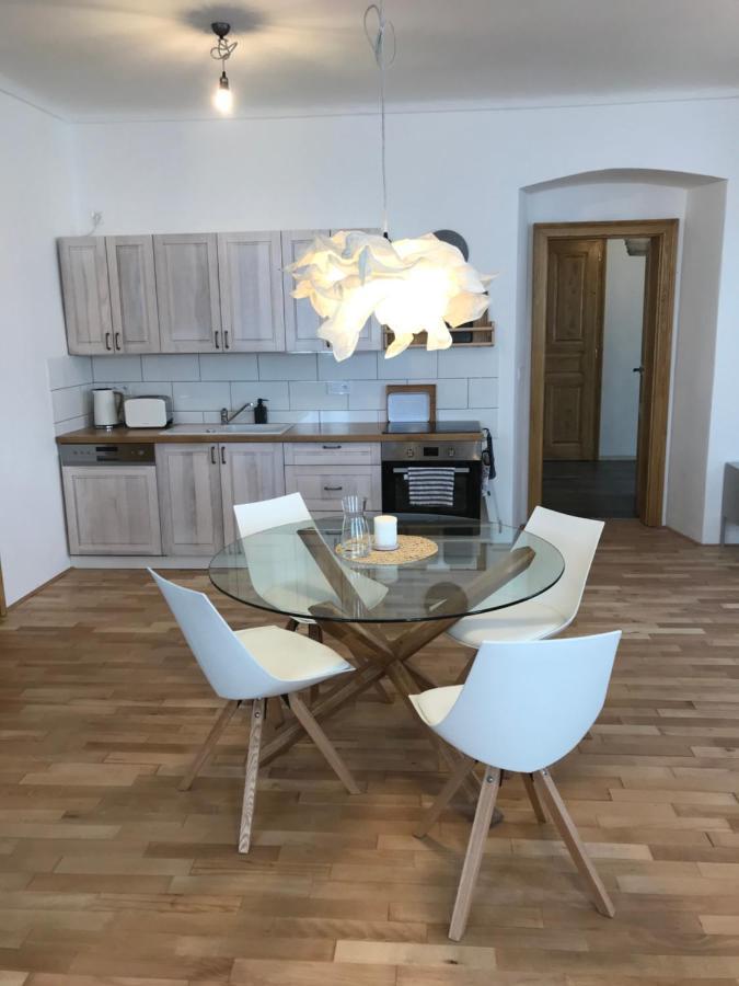 KrálíkyStara Skola Hedec公寓式酒店 外观 照片