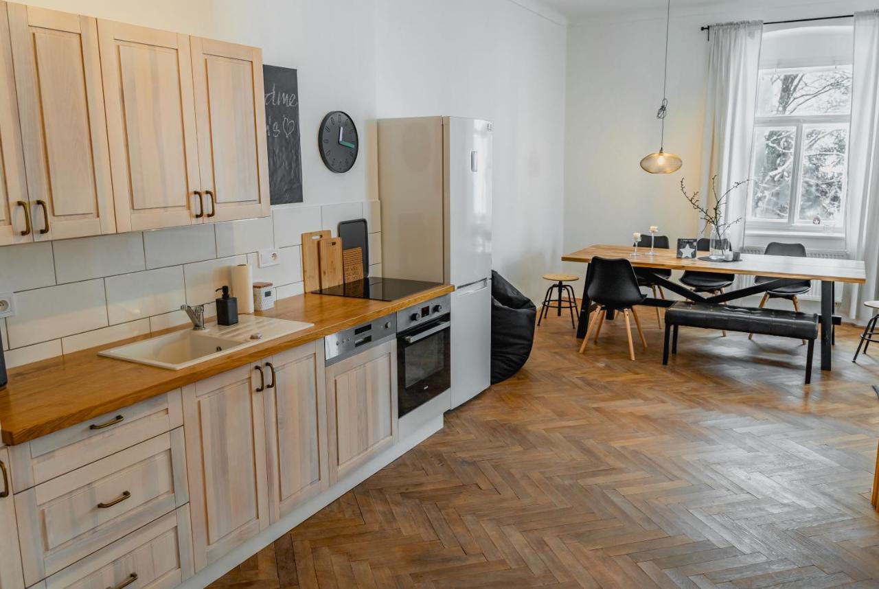 KrálíkyStara Skola Hedec公寓式酒店 外观 照片