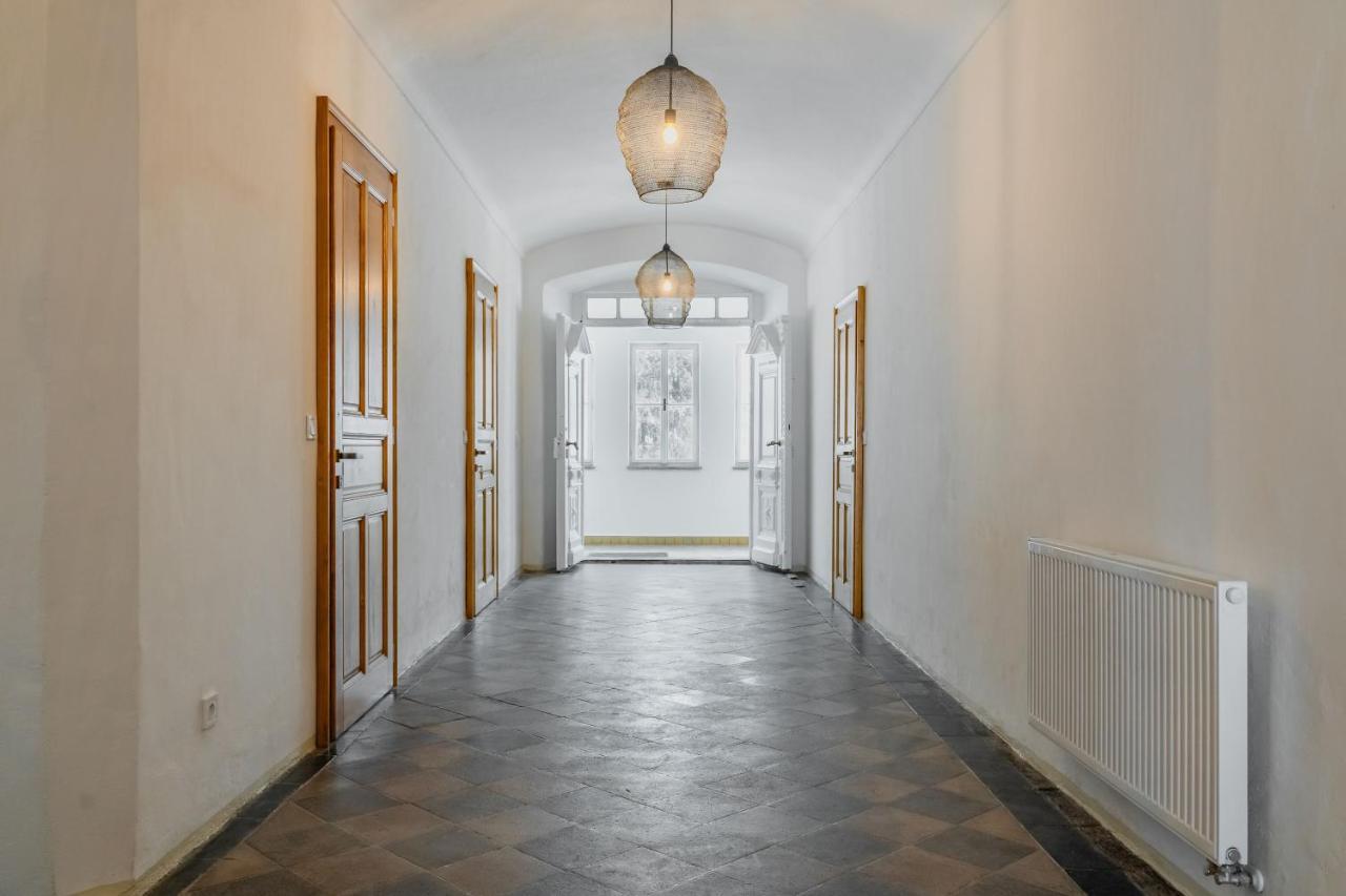 KrálíkyStara Skola Hedec公寓式酒店 外观 照片