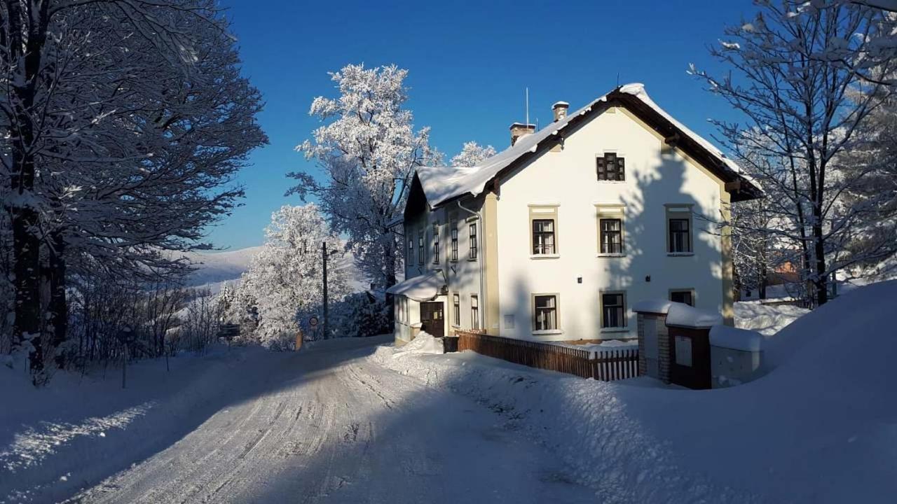 KrálíkyStara Skola Hedec公寓式酒店 外观 照片