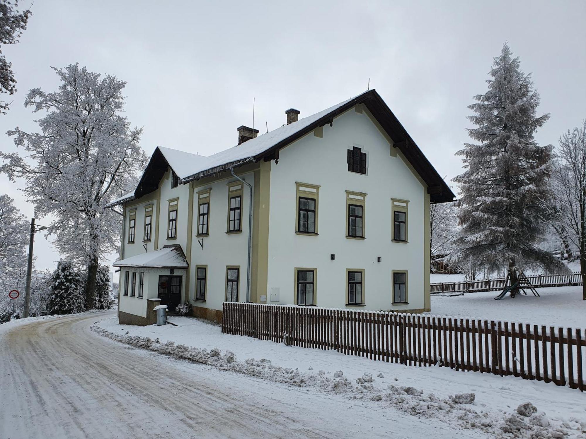 KrálíkyStara Skola Hedec公寓式酒店 外观 照片